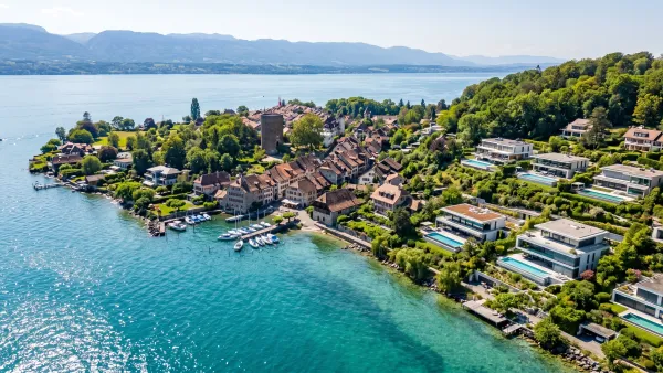 Vue de prestige sur le lac Léman et l'immobilier résidentiel à Genève.
