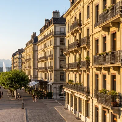 Façades d'immeubles de maître sur les quais de Genève, lumière rasante de fin d'après-midi