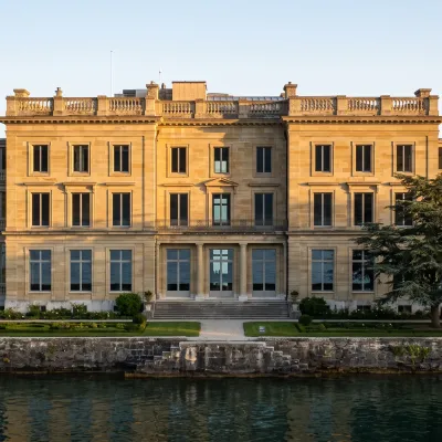 Villa de maître genevoise du XIXe siècle en bord de lac, façade en pierre restaurée et fenêtres à triple vitrage intégrées